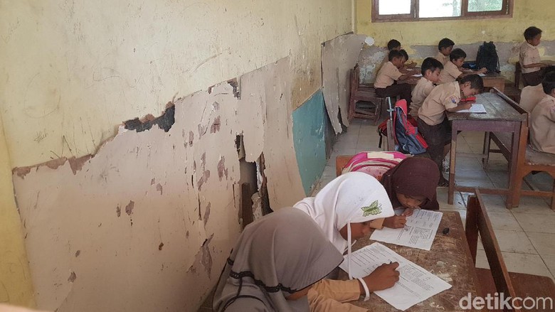 Being in Serang City Center, Elementary School is Precisely Damaged