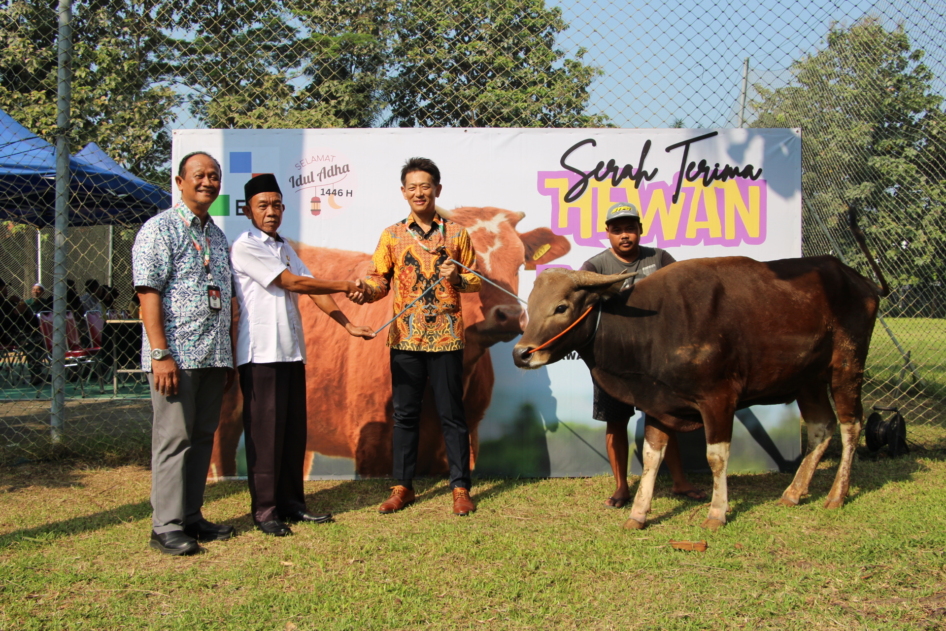 Serah Terima Hewan Kurban EJIP dengan Perwakilan DKM Masyarakat Sekitar Kawasan EJIP